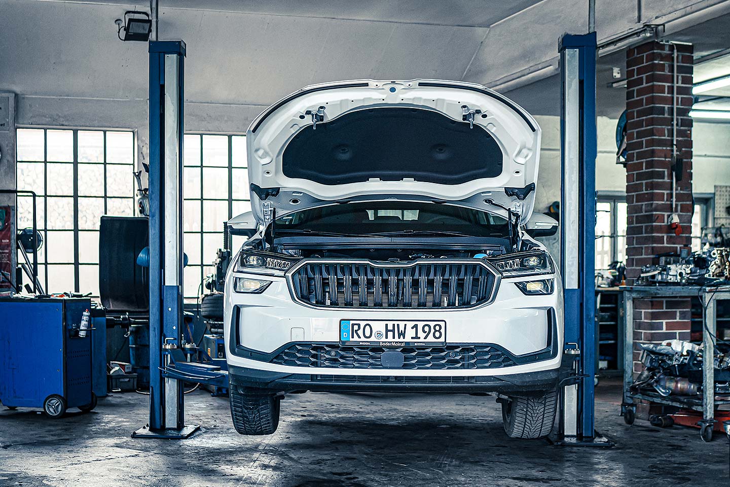 Auto auf Hebebühne bei HU- und AU-Service in Kiefersfelden