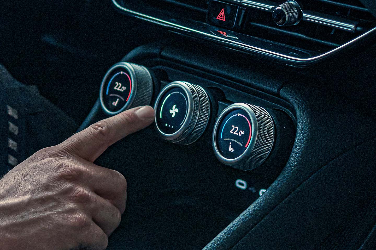 Mechaniker stellt die Klimaanlage im Auto auf 22 Grad ein
